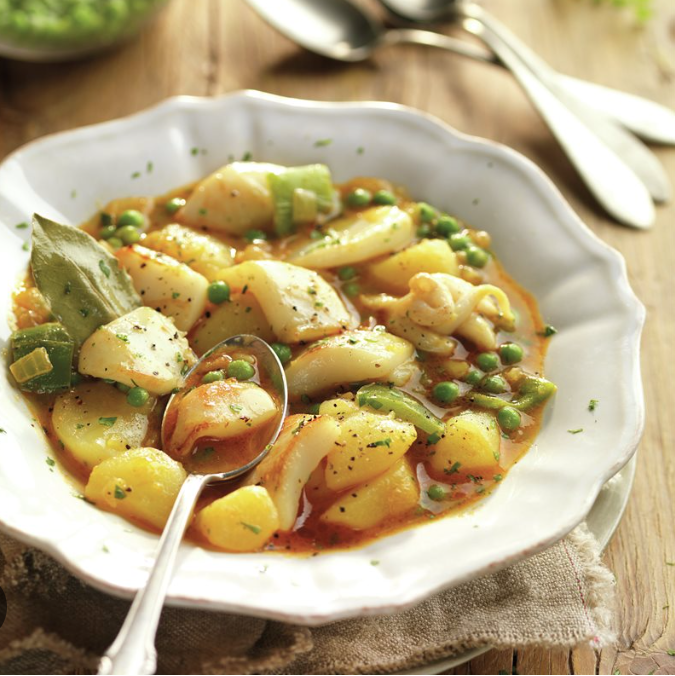  Ensalada de aguacate y salmón con guiso de sepia y guisantes.